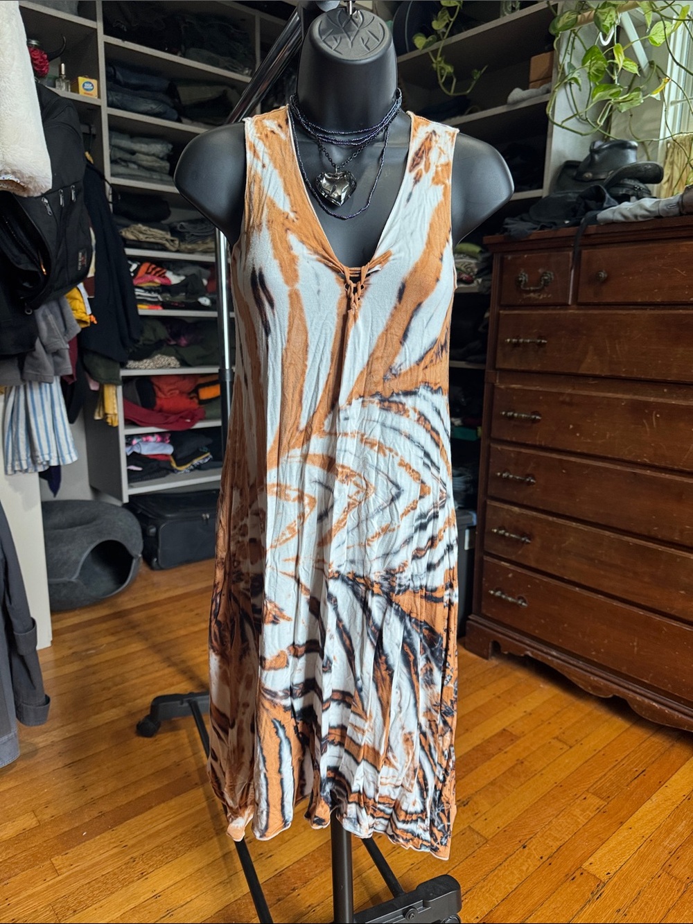 Sleeveless Tie-Dye V-Neck Swing Dress in White and Brown